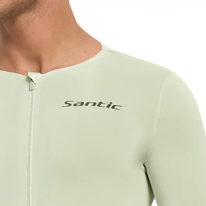 Nærbilde av en lys grønn Santic sykkeltrøye med logo på brystet.