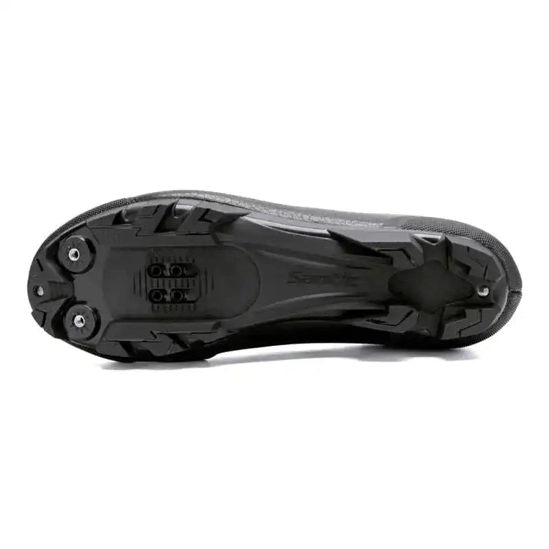 Undersiden av en svart Santic terrengsykkelsko som viser sålen med grovt mønster og feste for klikkpedaler.