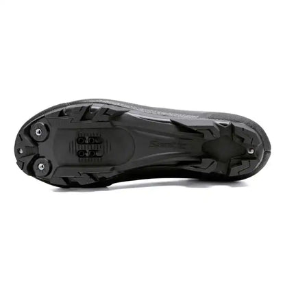 Undersiden av en svart Santic terrengsykkelsko som viser sålen med grovt mønster og feste for klikkpedaler.