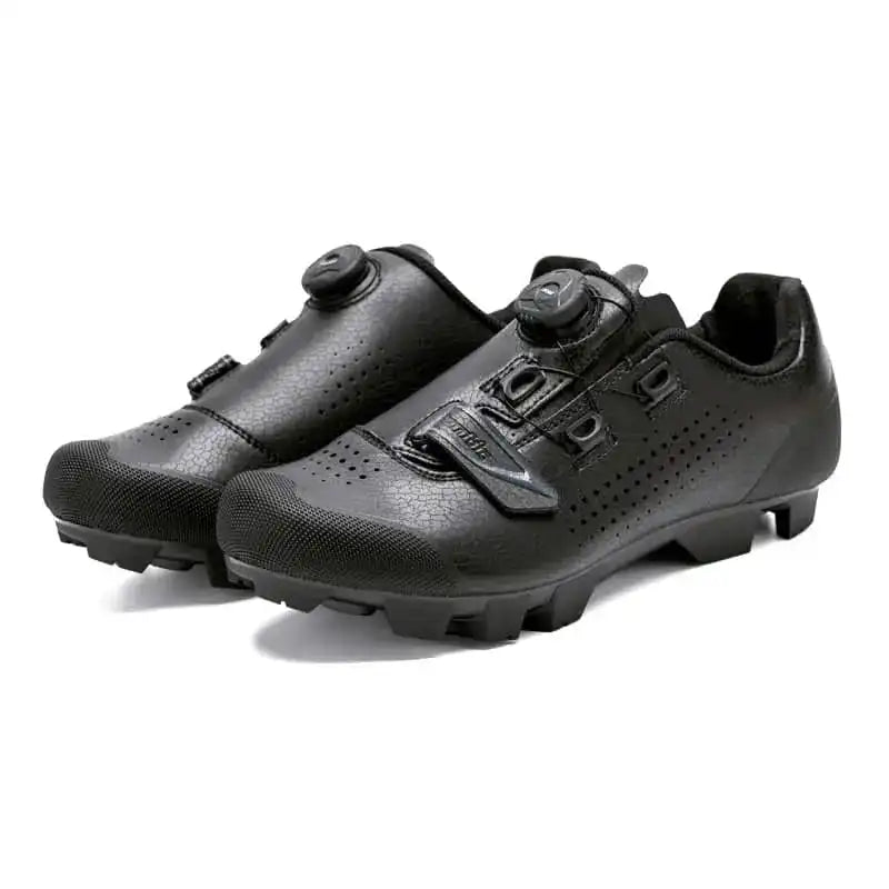 Sorte Shimano XC3 sykkelsko for terrengsykling med Boa-snøring og kraftig mønstret såle.