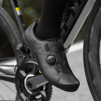 Svart landeveissko med Atop-strammehjul montert på en pedal på en landeveissykkel.