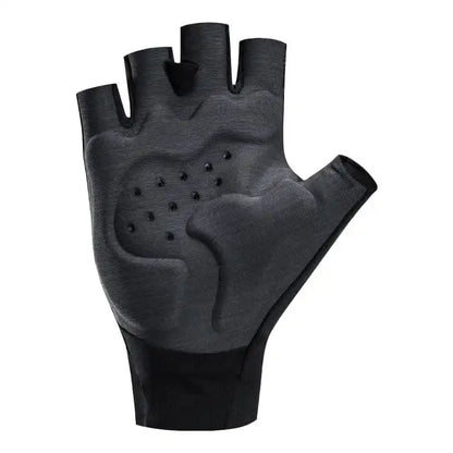 Sorte fingerløse sykkelhansker sett fra håndflaten med støtdempende gel-polstring og ventilasjonshull.