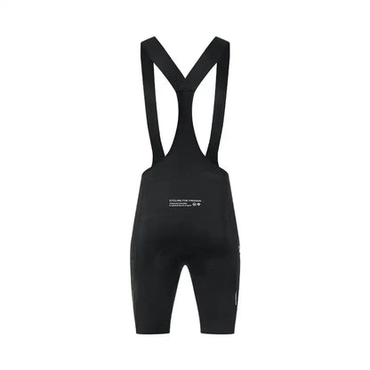 Svart bib-shorts sykkelbukse med seler for herre sett bakfra med Cycling for Freedom tekst.