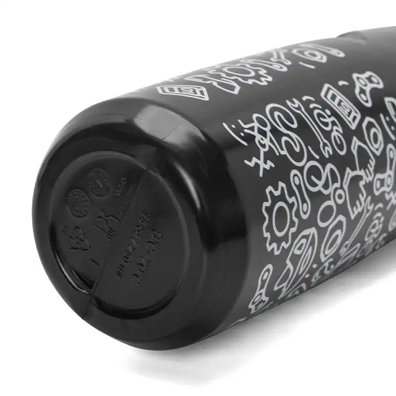 Nærbilde av bunnen på en svart sykkelflaske med hvitt mønster av sykkelverktøy, 750 ml.