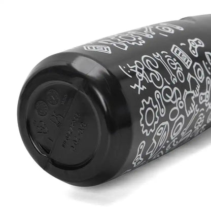 Nærbilde av bunnen på en svart sykkelflaske med hvitt mønster av sykkelverktøy, 750 ml.