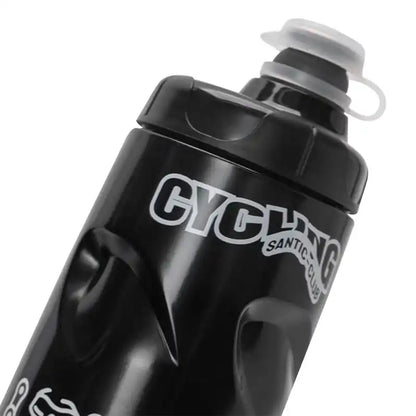 Svart sykkelflaske fra Santic Cycling Club med hvit logo og gjennomsiktig drikketut.