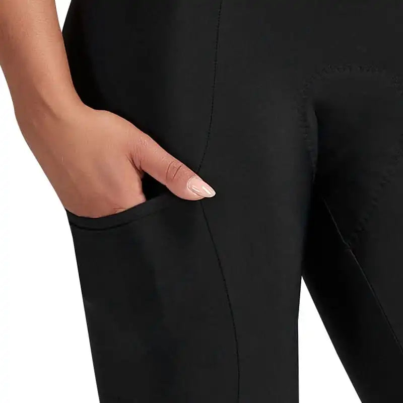 Nærbilde av en svart sykkelshorts for dame med en praktisk sidelomme på låret.