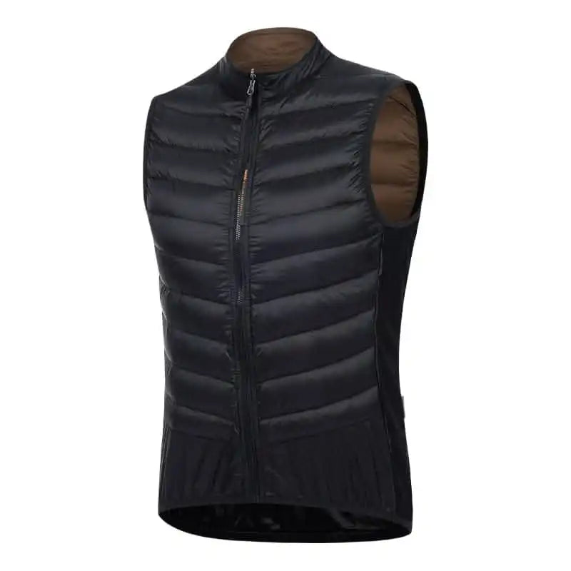 Svart vattert vest for herre med glidelås og brun innside, ideell som mellomlag for tur og fritid.