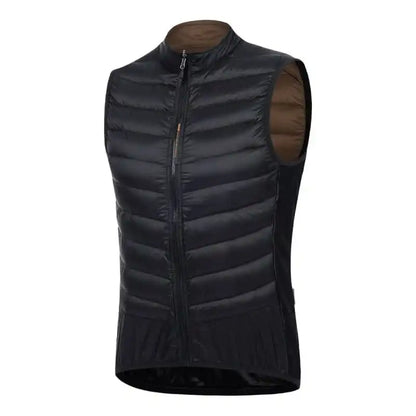 Svart vattert vest for herre med glidelås og brun innside, ideell som mellomlag for tur og fritid.