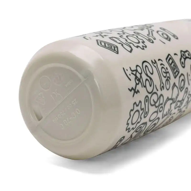 Nærbilde av bunnen på en grå vannflaske med svarte sykkelillustrasjoner og 750 ml kapasitet.